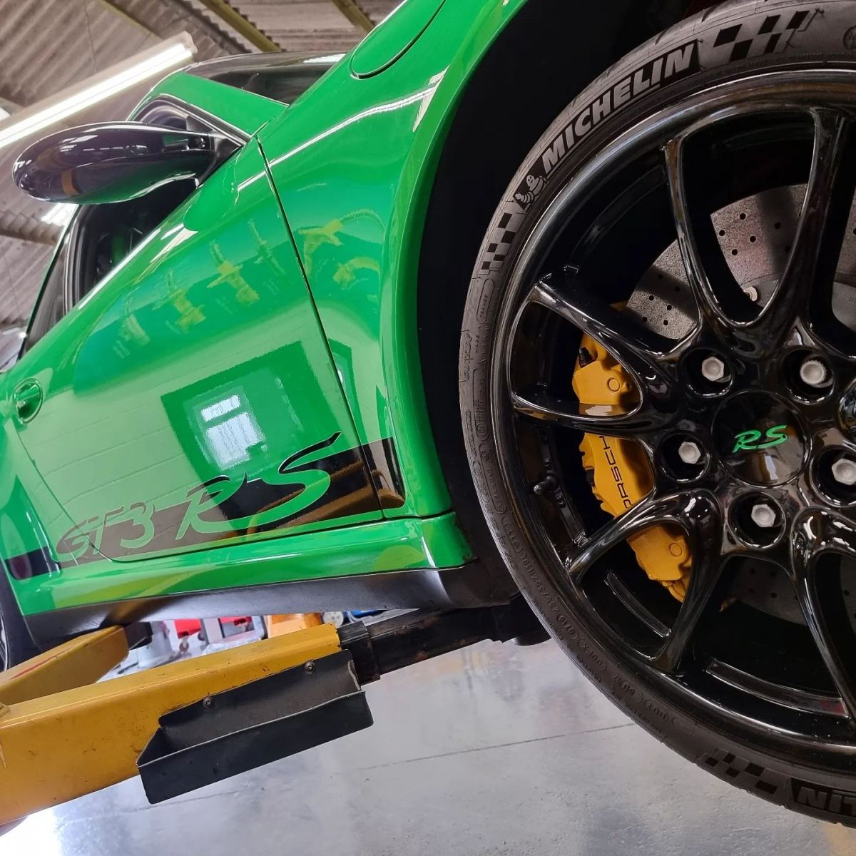 Something a bit special in today for an exhaust swap, letting it shout as it should!

#911 #997GT3rs #vipergreen